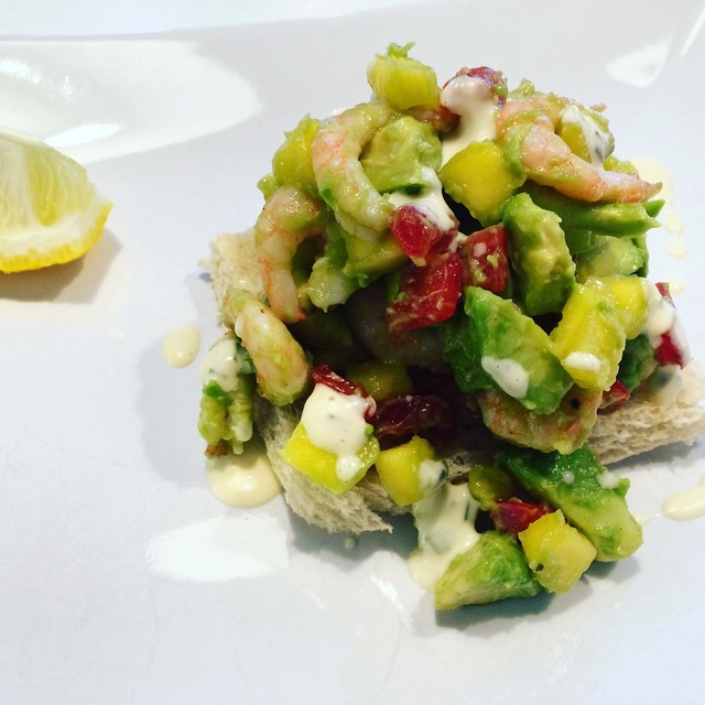 Räk & avocado sallad på toast och en torskrygg med potatispure, savojkål och champagnesås