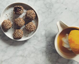 Raw chokladbollar med apelsin, kokos och rostade sesamfrön – Food Pharmacy