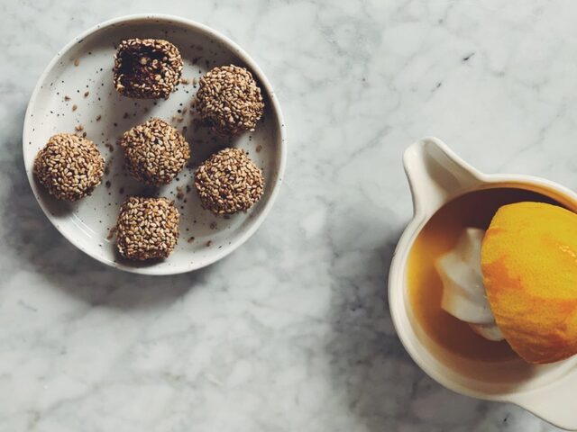 Raw chokladbollar med apelsin, kokos och rostade sesamfrön – Food Pharmacy