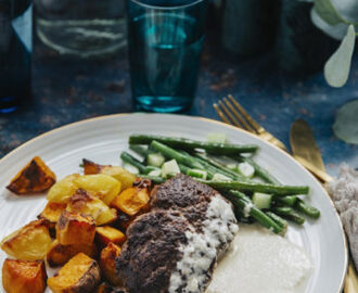 Viltfärsbiffar med rostad potatis och parmesankräm