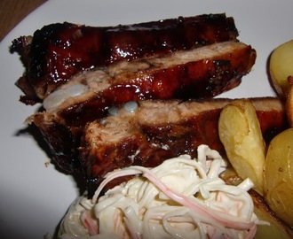 STICKY SPARERIBS MED COLESLAW