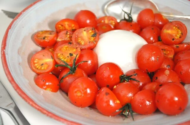 Krämig tryffelburrata med marinerade tomater