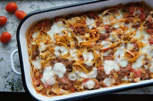 Tagliatellegratäng med köttfärs och mozzarella