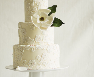 En bröllopstårta med Magnolia sockerblomma