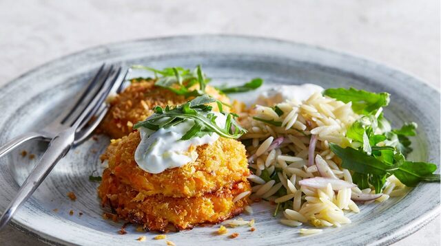 Halloumi- och morotsbiffar med citronrisoni och tsatsiki