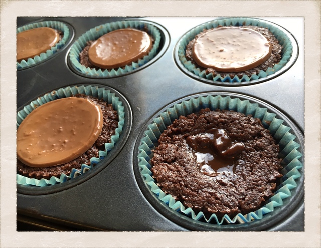 KLADDKAKEMUFFINS MED KONDENSERAD MJÖLK MED CHOKLAD OCH NOBLESSE