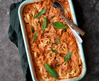 Pasta med ugnsgratinerad fetaost, tomat och vita bönor