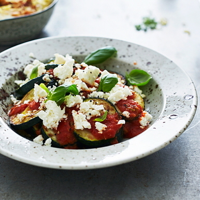 Zucchini med tomatsås och fetaost