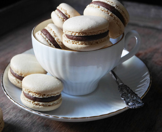 Kaffemacarons med choklad- och hasselnötskräm