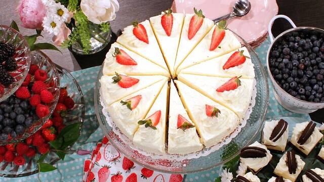 Midsommartårta med jordgubbar och vit choklad