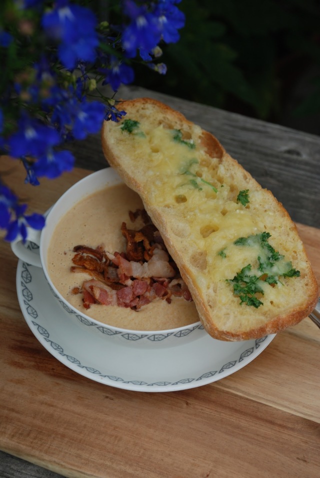 Kantarellsoppa med baconströssel