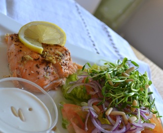 Sallad med lax, ärtskott och ceasardressing