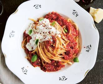 Pasta arrabbiata med mozzarellakräm