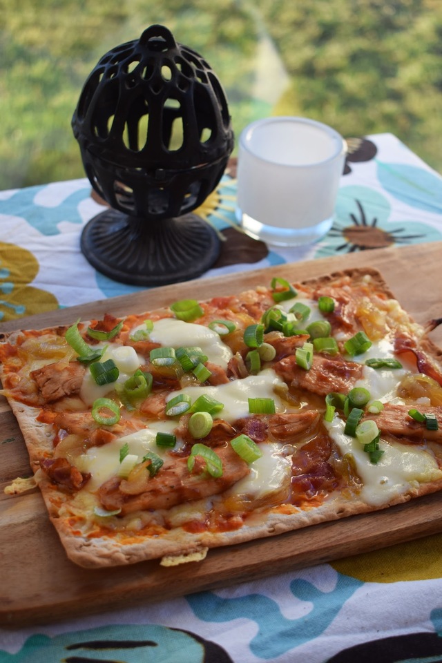 Pizza på mjukt tunnbröd med bbq-kyckling och mozzarella