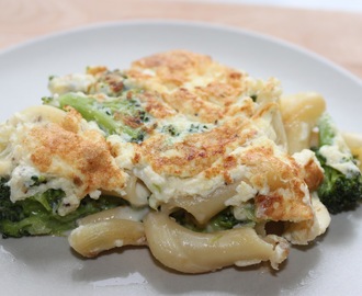 Omelett med pasta, broccoli och ost