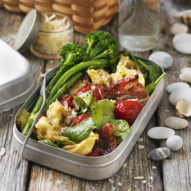 Pastasallad med knaperstekt parmaskinka