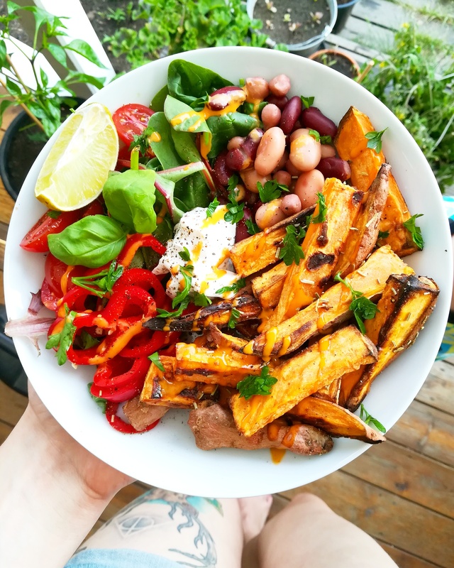 Enkel sallad med rosmarin-sötpotatispommes