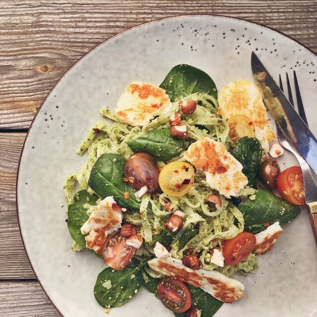 Risnudlar med hasselnötspesto och stekt halloumi