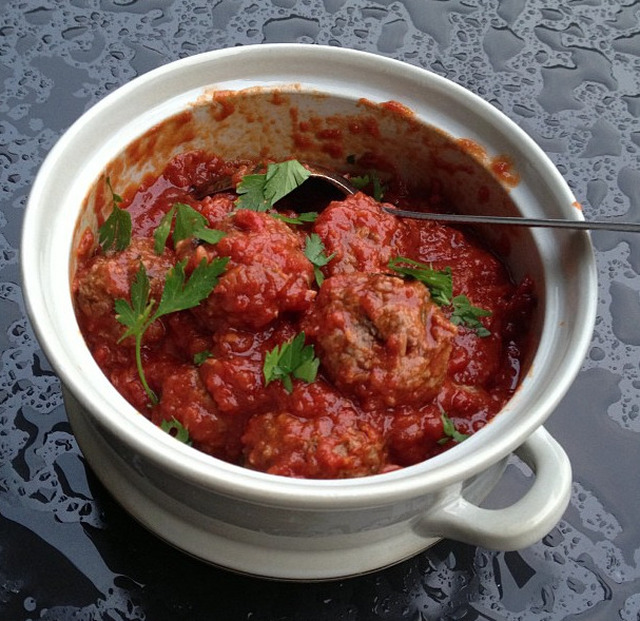 Lyckad tapas-pastisch: spanskifierade köttbullar i tomatsås