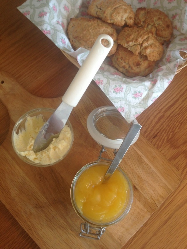 Grahamsscones med clotted cream & lemon Curd