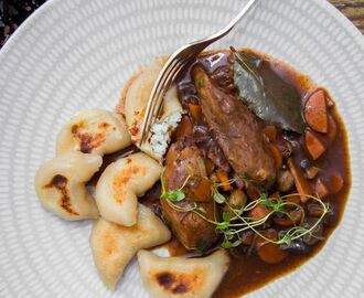 Coq au vin med parmesan- och ricottafyllda dumplings