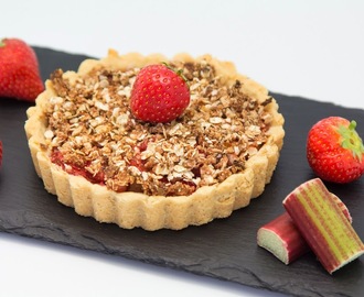 Rhubarb Strawberry Crumb Pie