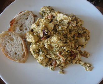 Tofuscramble med pesto