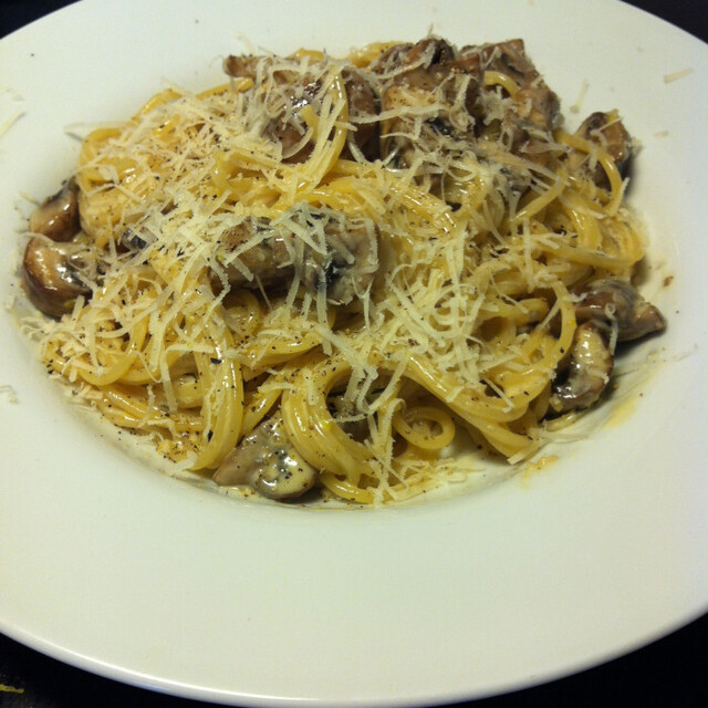 Krämig pasta med champinjoner och parmesan