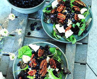 Getostsallad med blåbär och kanderade nötter