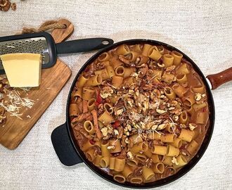 Pasta med fläskfilé, chipotle och rostade valnötter