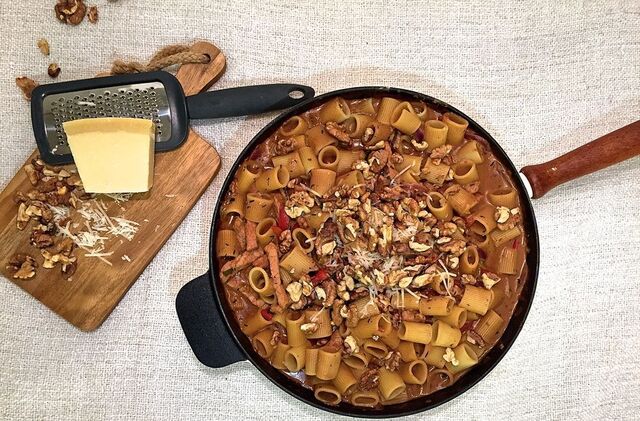 Pasta med fläskfilé, chipotle och rostade valnötter