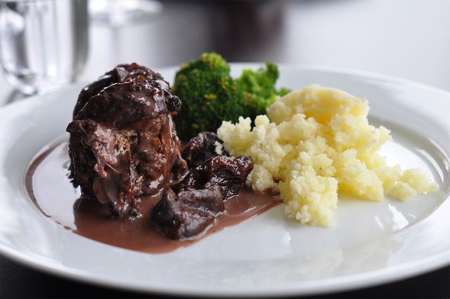 Kanin med plommonsås, brocolli och pressad potatis