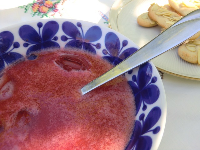 Isad melon- och jordgubbsoppa med glutenfria mandelstänger - bästa efterrätten en varm sommardag