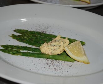 Grön sparris med citronhollandaise