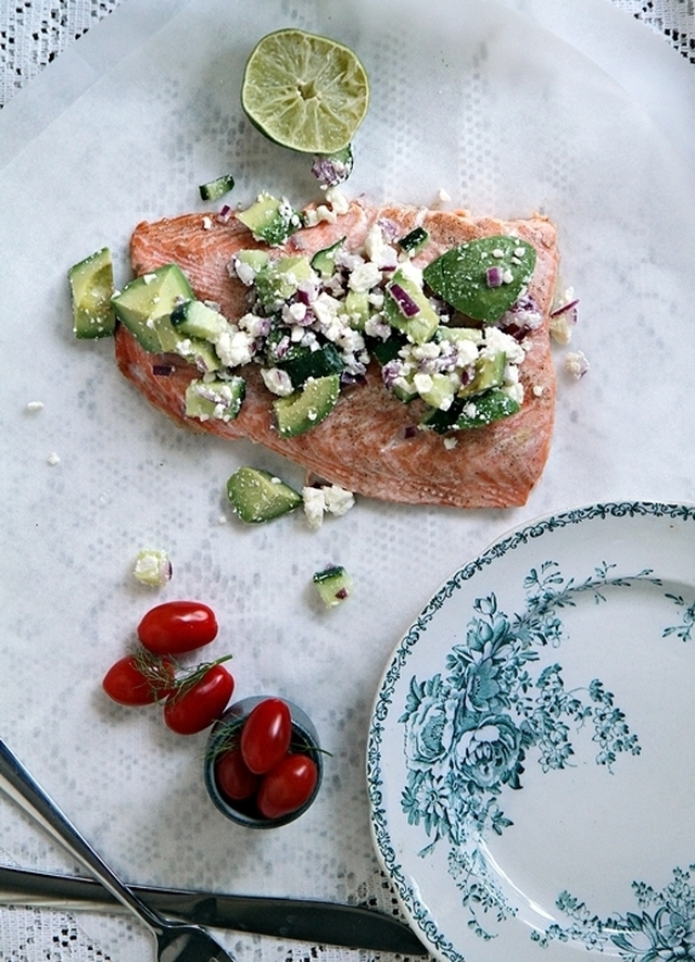 Somrig ugnsbakad lax med avokado och fetaostsallad