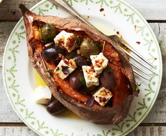 Bakad sötpotatis med feta och oliver