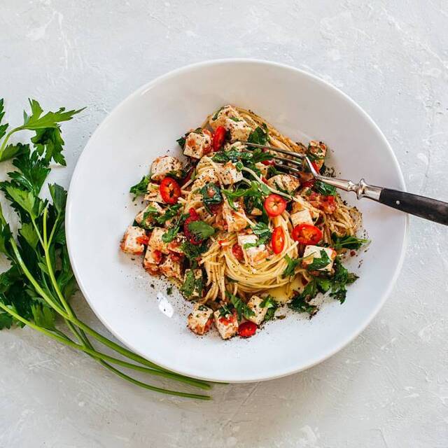 Italiensk pasta med tofu i tomatsås