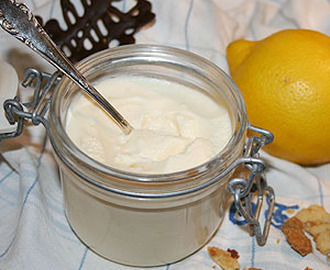 Riktigt god dessert till helgen… vit chokladmousse med citron!
