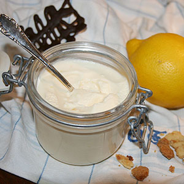 Riktigt god dessert till helgen… vit chokladmousse med citron!