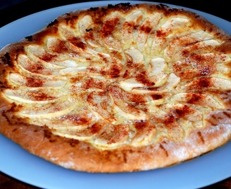 Äppelpizza med mandelmassa och kanel