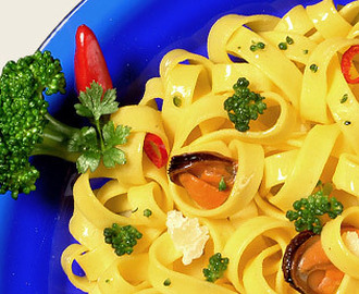 Tagliatelle med musslor, broccoli och fossa-ost