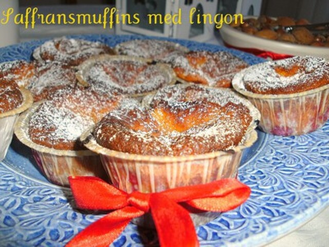 Muffins med saffran och lingon