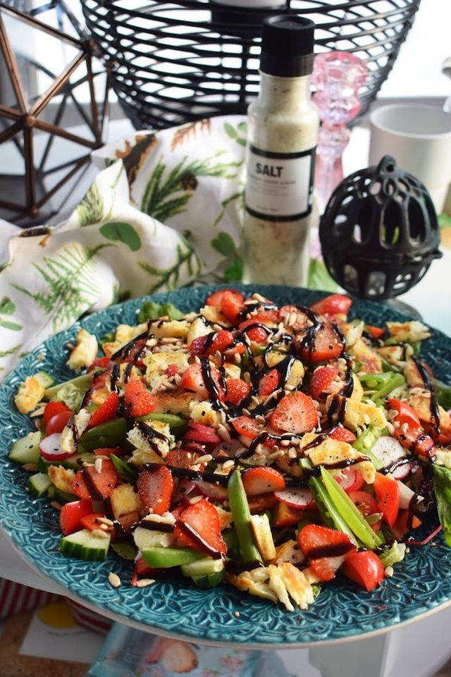 Matig sallad med halloumi och jordgubbar