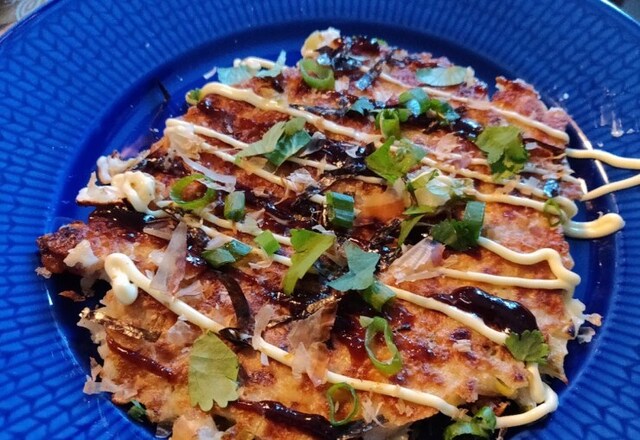 Okonomiyaki – japansk kålpannkaka