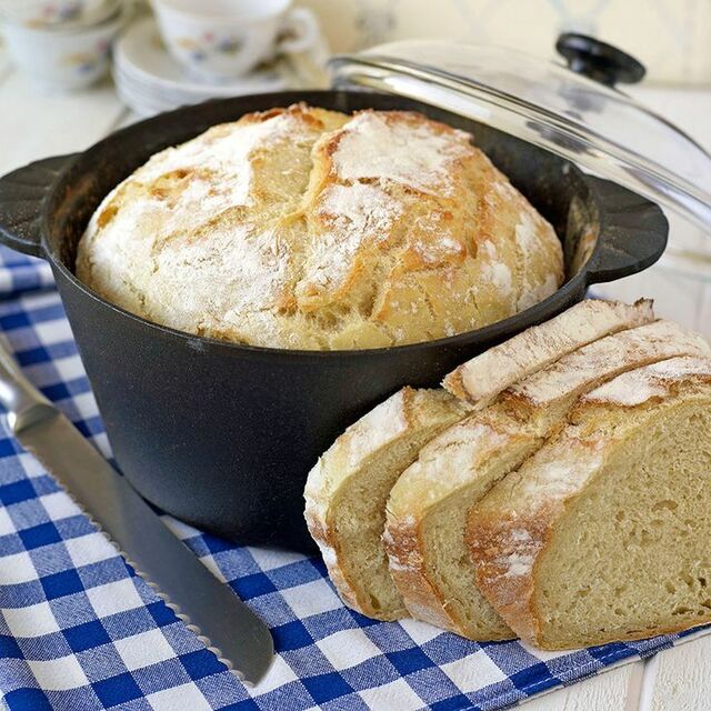 Knådfritt grytbröd där gjutjärnsgrytan gör brödet saftigt med en frasig yta. | Recipe - Baking in 2019