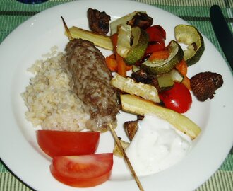 Kebabspett och yoghurtsås med vitlök och mynta