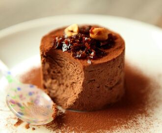 Chokladmousse med Karamelliserat Nötkross & Pudrad Kakao