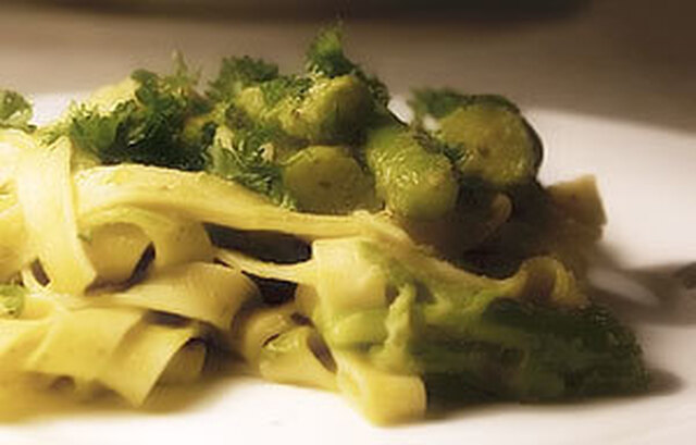 Grön sparris med pesto och pasta