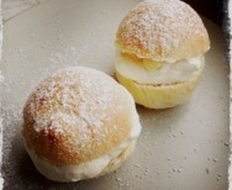 Minisemla med syrlig mandelmassa