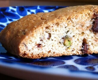 Vaniljbiscotti med mjölkchoklad och pistagenötter